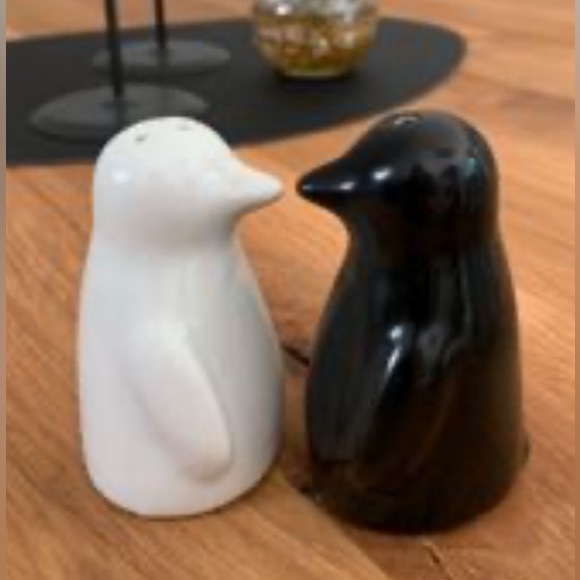 Novelty salt and pepper shakers, white/black penguin porcelain - Picture 10 of 14